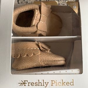 Freshly Picked Newborn Weathered Brown Bow Mocc New In Box